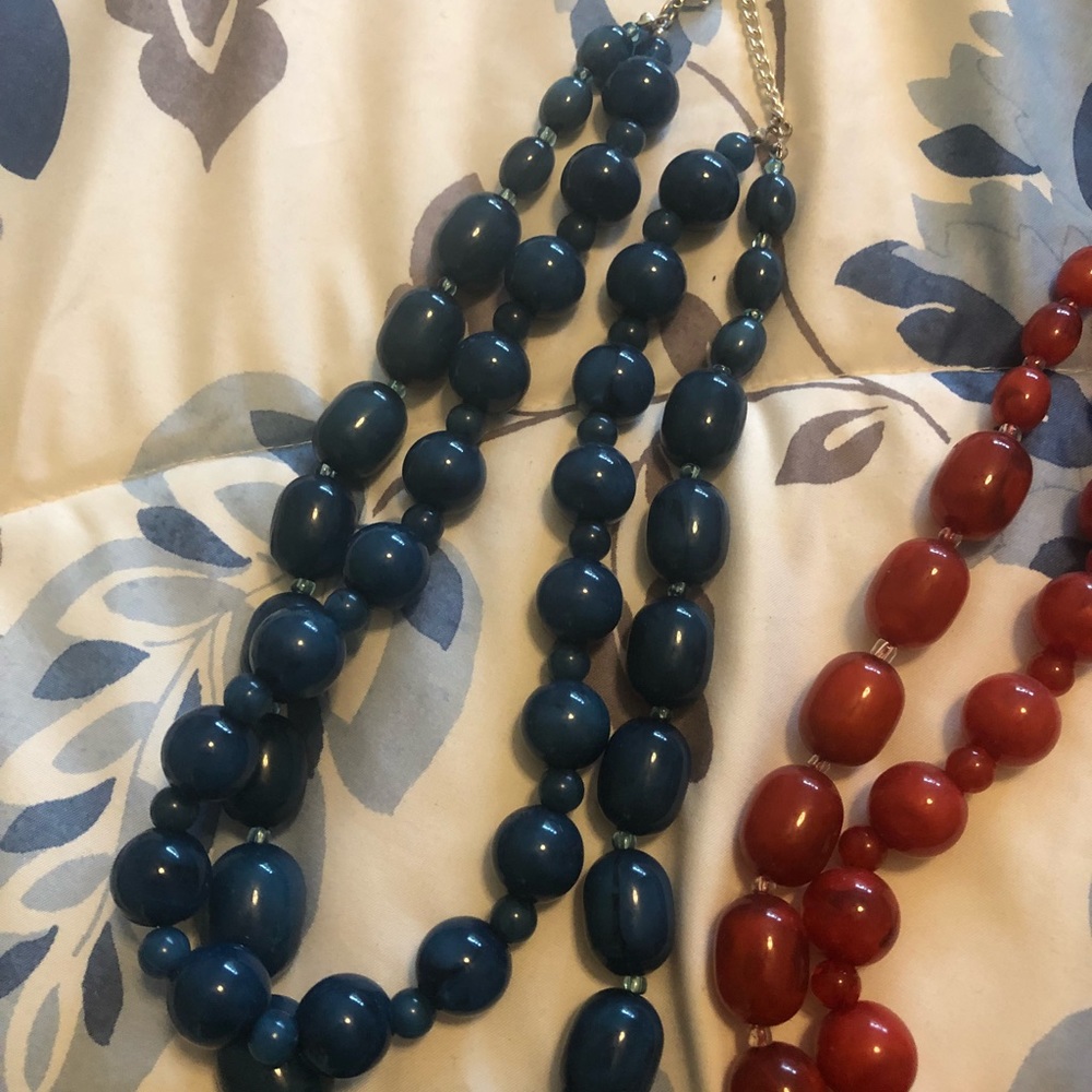 Set of three chunky necklaces- reds and blue - Picture 2 of 4